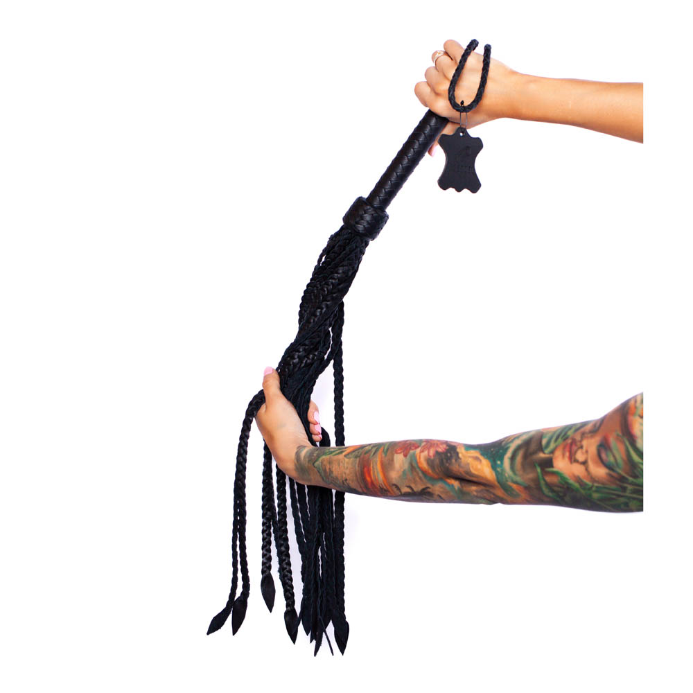 Плетёный флоггер с лепестками «Scandal» из натуральной кожи, черный