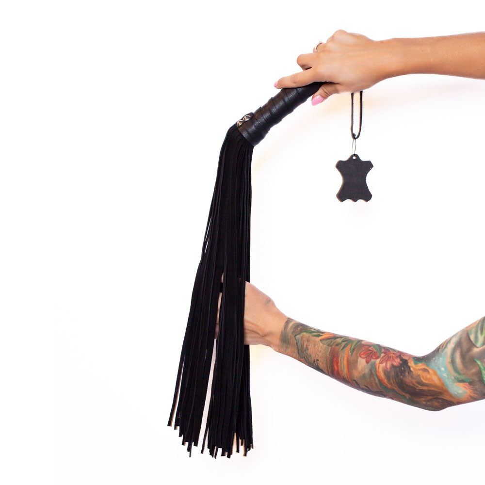 Плеть «Scandal» из натуральной кожи с замшевым хвостом, черная