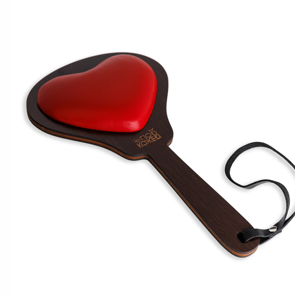 Шлепалка из дерева цвета венге с мягким сердечком, красная