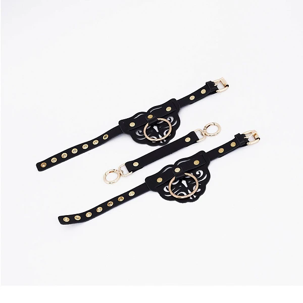 Кожаные оковы с клепками и золотой фурнитурой