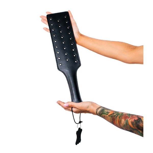 Шлёпалка с клёпками «Scandal» из натуральной кожи, черная