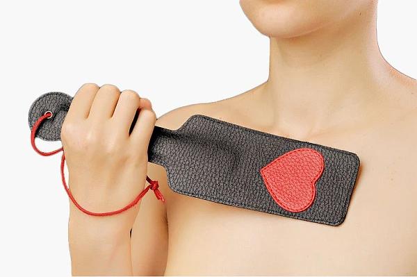 Шлепалка из натуральной кожи «Сердце», черная