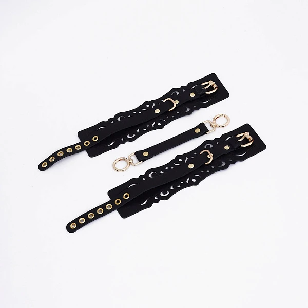 Кожаные оковы с узорами и золотой фурнитурой