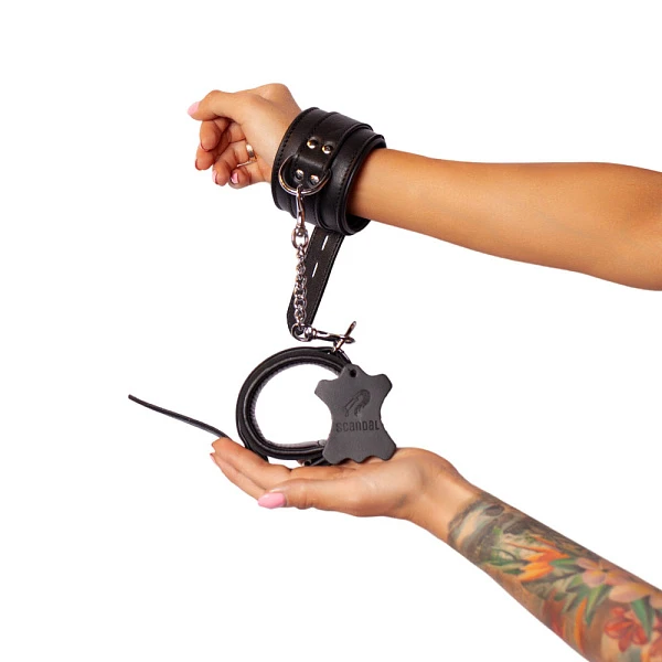 Большие наручники «Scandal» из натуральной кожи, черные