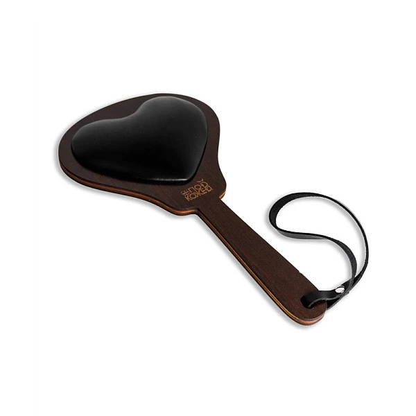 Шлепалка из дерева цвета венге с мягким сердечком, черная